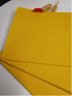 Фетр жесткий 2мм. (темно-желтый), 20*30см.